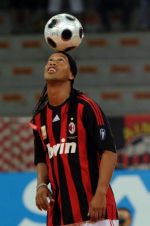Miniatuur voor Bestand:Ronaldinho-Ac-Milan-wallpaper-0-395x594.jpg